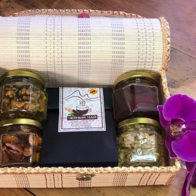 Подарочный набор с 4 видами алтайского меда и чаем